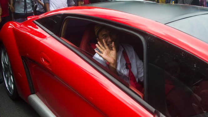 Menteri BUMN Dahlan Iskan test ride Ferrari Tuxuci.