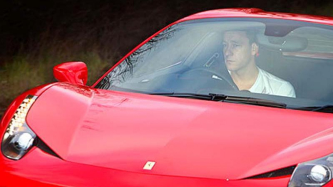 John Terry mengendarai mobil Ferrari baru miliknya