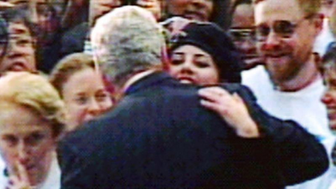 Bill Clinton dan Monica Lewinsky berpelukan pada November 1997