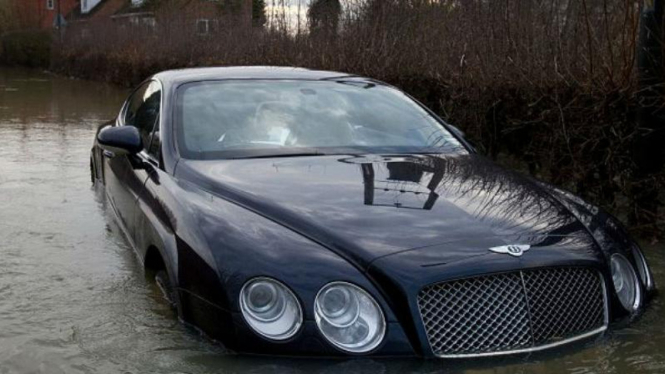 Bentley Continental GT terendam banjir