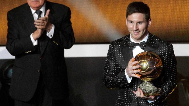 Lionel Messi (kanan) menerima Ballon d'Or 2012