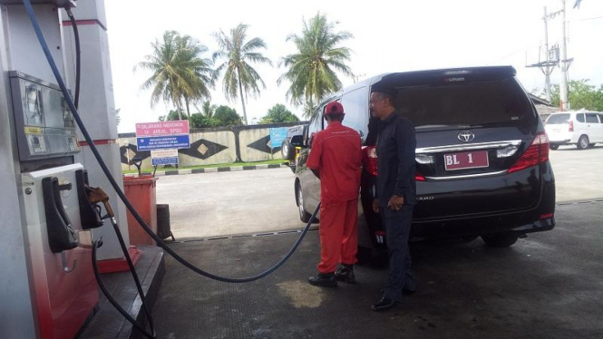 Mobil dinas Gubernur Aceh isi premium.