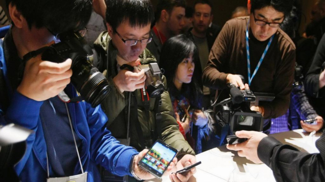 Memotret smartphone di pameran Consumer Electronics Show di Kota Las Vegas, AS, beberapa waktu lalu. 
