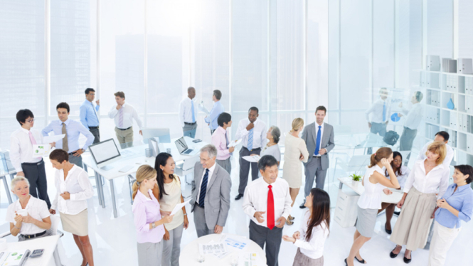 Berdiri di Kantor atau Tempat Kerja