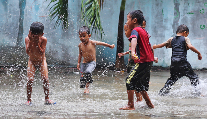 Anak-anak Bermain Air Hujan