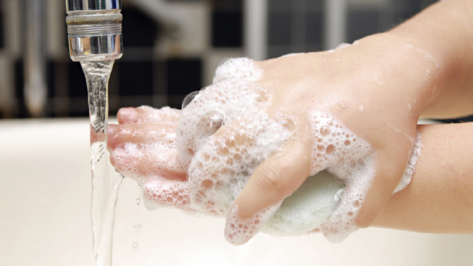 Membiasakan diri untuk cuci tangan sebelum dan setelah makan.