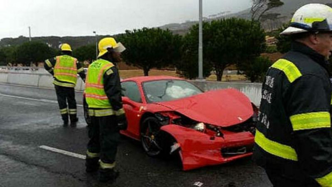 Ferrari miliki taipan properti asal Zimbabwe, Frank Buyanga mengalami kecelakaan