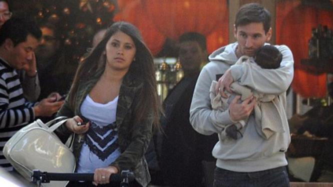 Lionel Messi menggendong Thiago 