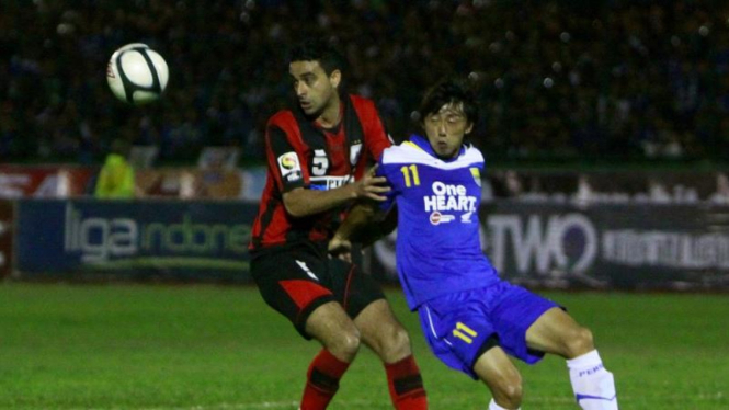 Otavio Dutra (kiri/Persipura) dan Kenji Adachihara (Persib)