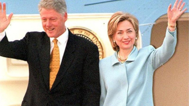 Presiden AS Bill Clinton bersama istrinya, Hillary.