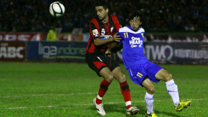 Otavio Dutra (kiri/Persipura) dan Kenji Adachihara (Persib)