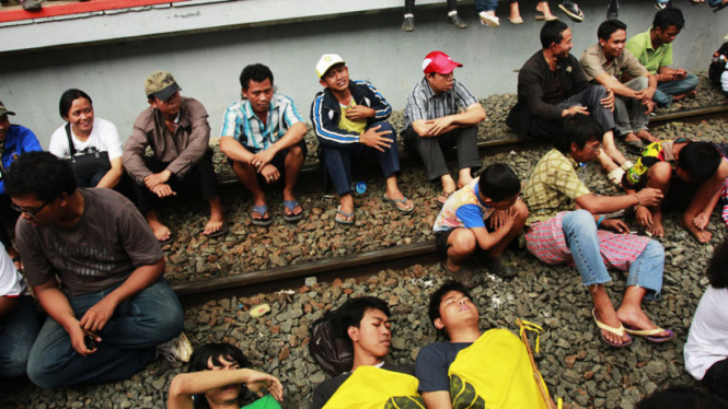 Aksi Tutup Jalur Rel Kereta di Stasiun Pondok Cina Depok