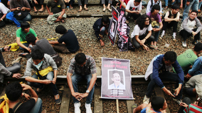 Aksi Tutup Jalur Rel Kereta di Stasiun Pondok Cina Depok