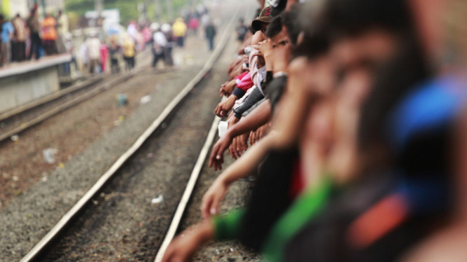 Penumpang Kereta Terlantar Akibat Blokade Jalur di Stasiun Pondok Cina