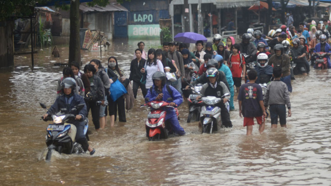 Jalanan Ciledug Raya Banjir