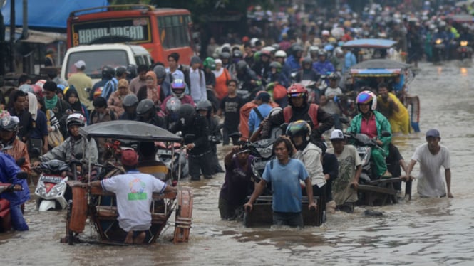 Jalanan Ciledug Raya Banjir