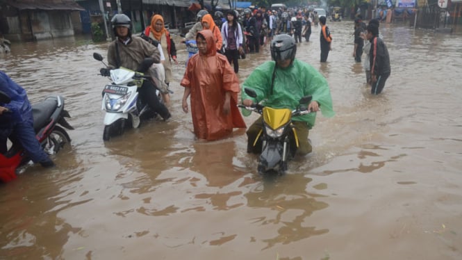 Jalanan Ciledug Raya Banjir