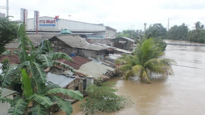 Iilustrasi balita hanyut di sungai.