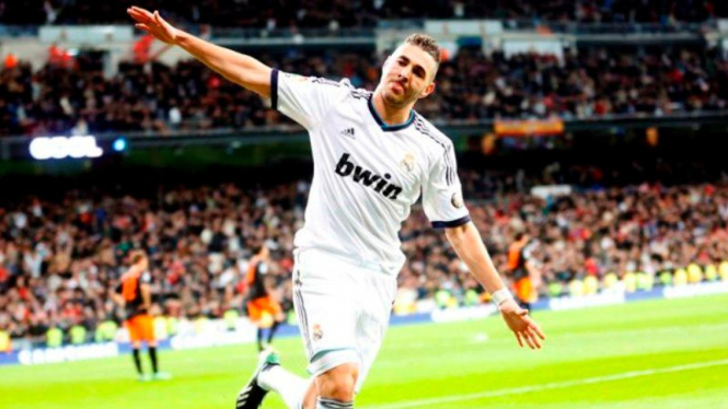 Striker Real Madrid, Karim Benzema rayakan gol ke gawang Valencia