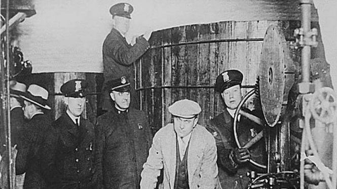 Polisi Kota Detroit, AS, merazia pabrik minuman keras pada 1920