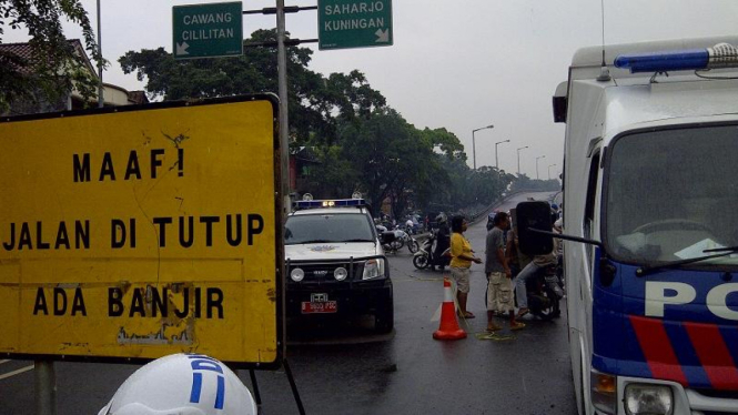 Banjir Jakarta membuat sejumlah ruas jalan ditutup