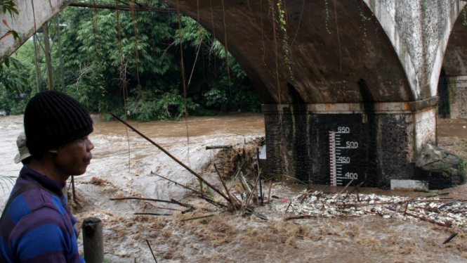 Ketinggian air di Sungai Ciliwung naik di musim hujan