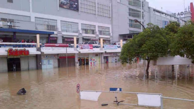 Banjir rendam Mega Bekasi Hypermall