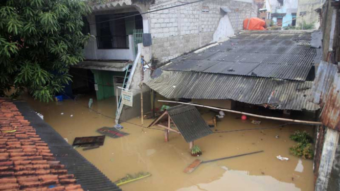 Banjir Kiriman Rendam Rumah Warga di Cililitan