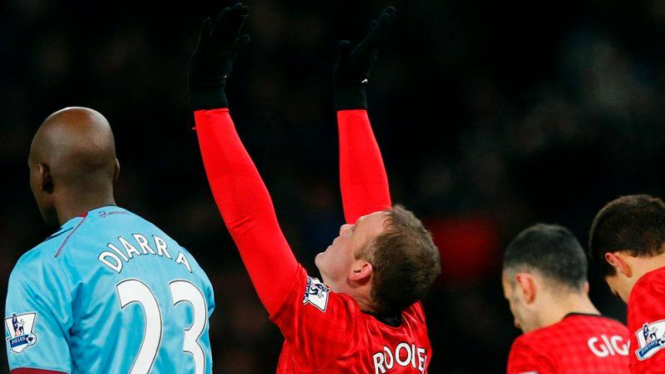 Striker Manchester United, Wayne Rooney rayakan gol ke gawang West Ham