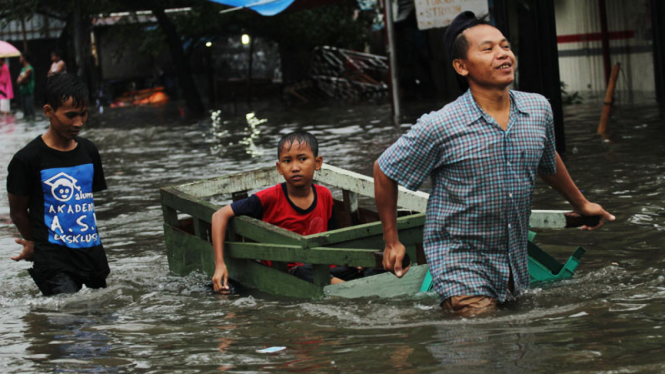 Daan Mogot Lumpuh Akibat Banjir