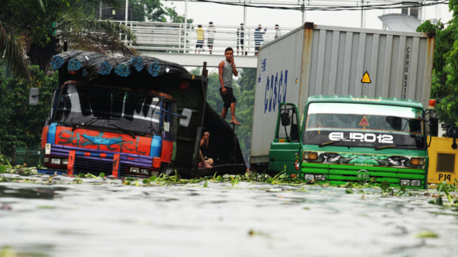 Banyak Daerah Kebanjiran Distribusi Mobil Toyota Tersendat