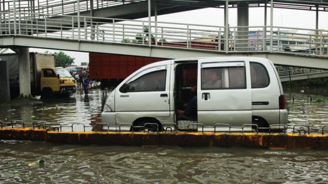 Kendaraan Yang Terjebak Banjir di Daan Mogot