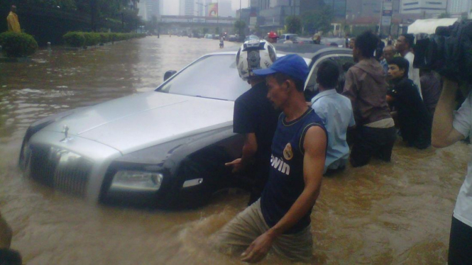 Mobil mewah terendam di Bundaran HI Jakarta