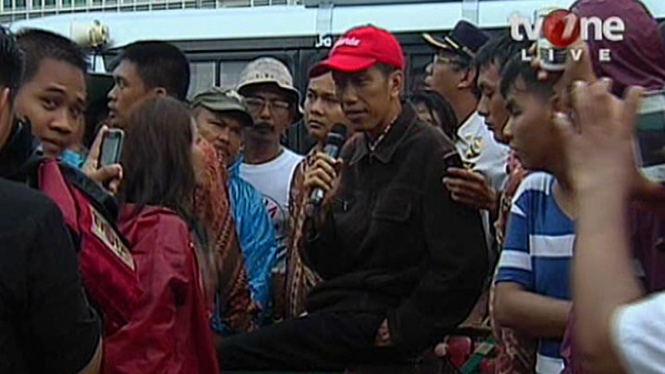 Jokowi Naik Gerobak Pantau Banjir