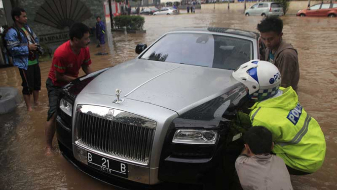 Mobil Super Mewah Rolls-Royce Terendam Banjir Jakarta