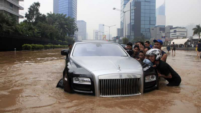 Mobil Super Mewah Rolls-Royce Terendam Banjir Jakarta