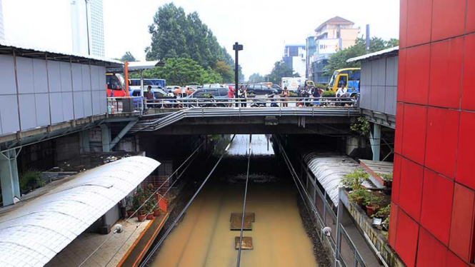 Tanggul BKB Jebol, Rel Kereta Terendam, Stasiun Sudirman Terendam