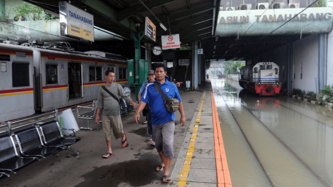 Kereta Anjlok di Maja Stasiun Tanah Abang  Banjir