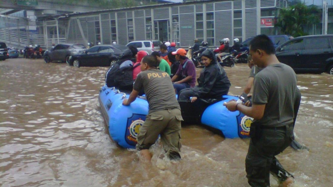 Perahu karet untuk mengevakuasi korban banjir