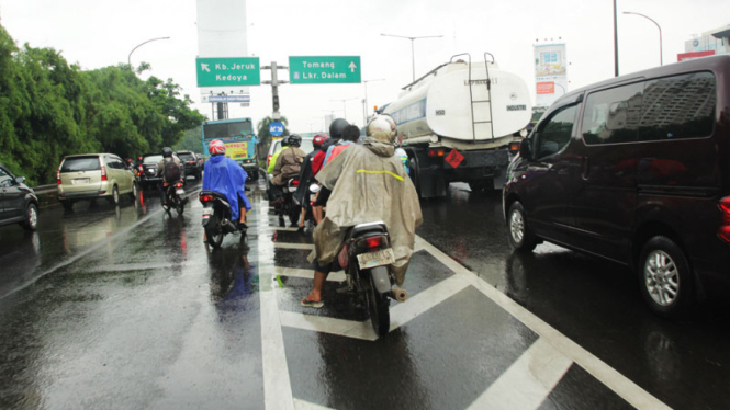 Pengendara Motor Masuk Jalan Tol (ilustrasi)