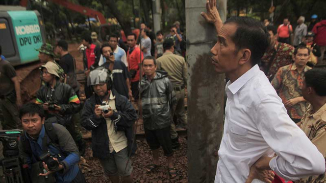 Jokowi tinjau perbaikan tanggul Banjir Kanal Barat (BKB) Latuharhari.