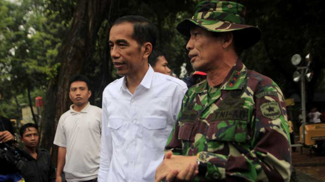 Jokowi Tinjau Perbaikan Tanggul Banjir Kanal Barat (BKB) Latuharhari