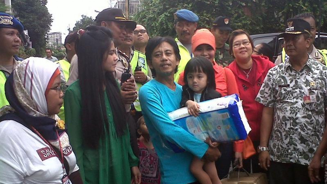 Foto Kunjungi Korban Banjir, Epi Kusnandar Bawa Anak Istri