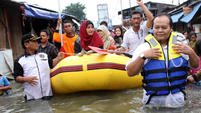 Hidayat Nur Wahid Kunjungi Banjir Petamburan