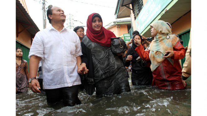 Hidayat Nur Wahid Kunjungi Banjir Petamburan