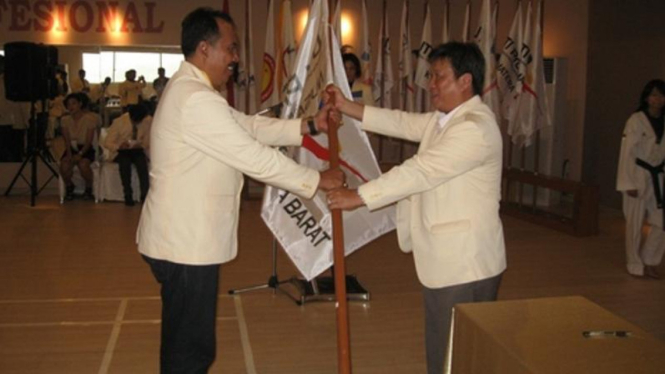 Pembina dan Pendiri UTI-Pro, Lioe Nam Khiong (kanan)