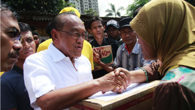 Aburizal Bakrie Kunjungi Korban Banjir