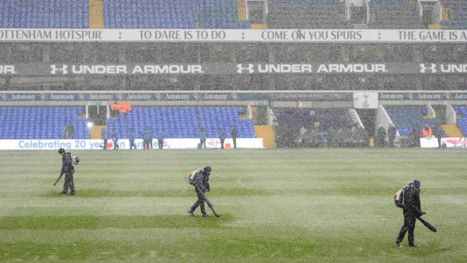 Salju deras menyelimuti White Hart Lane