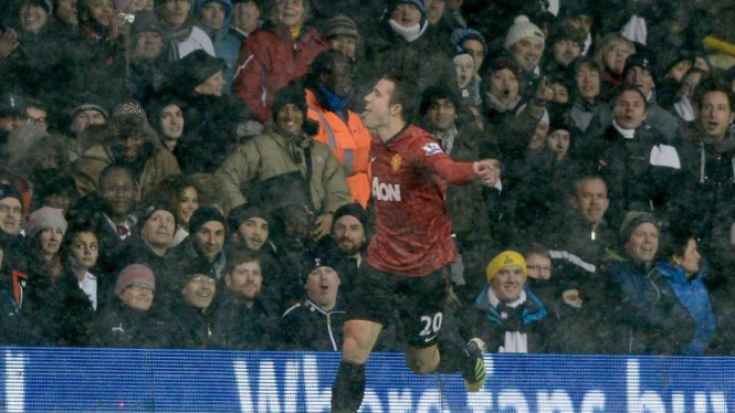 Robin van Persie rayakan gol ke gawang Tottenham