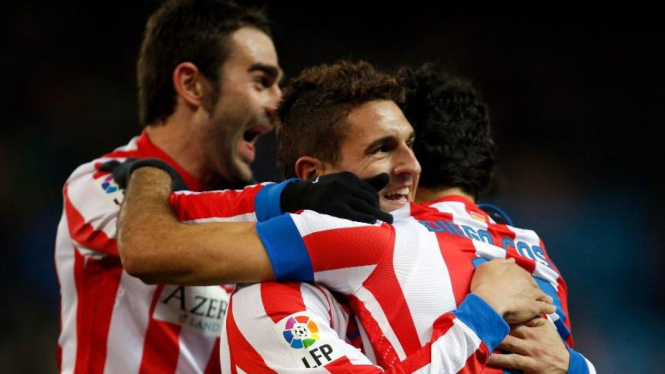 Pemain Atletico Madrid merayakan gol Koke (tengah)